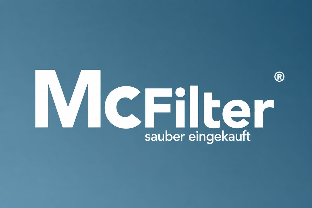 McFilter-Schriftzug mit dem Claim ‚sauber eingekauft‘, weiß auf blau-grauem Verlauf